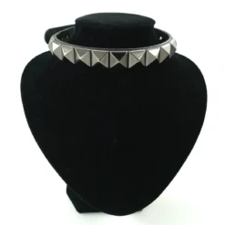 Bullet 69 1row black pyramid - Choker