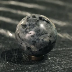 Larvikiitti pallo, 3cm