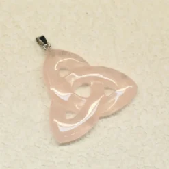 Ruusukvartsi - Triquetra-riipus
