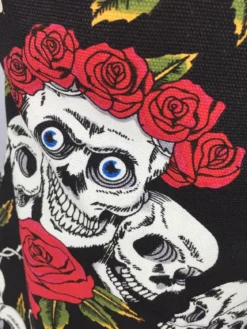 Skulls and roses - Esiliina